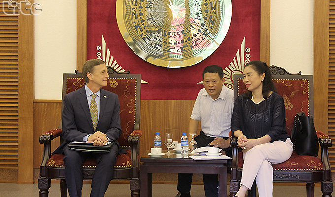 Vice-ministre Dang Thi Bich Lien accueille la délégation de l'Université américaine de Floride