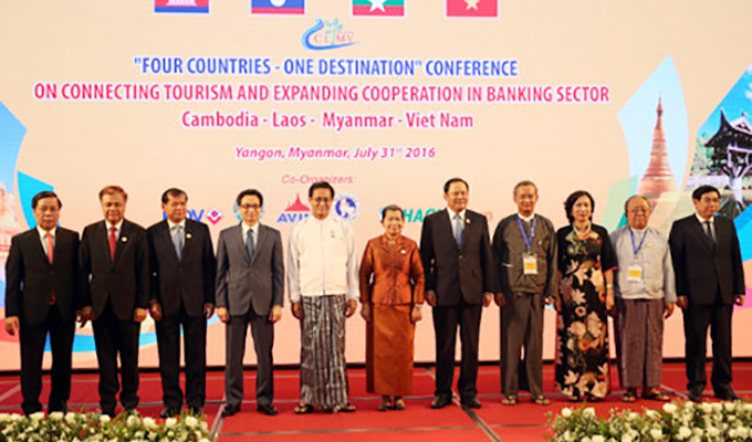 Le vice-Premier ministre Vu Duc Dam à un forum touristique au Myanmar