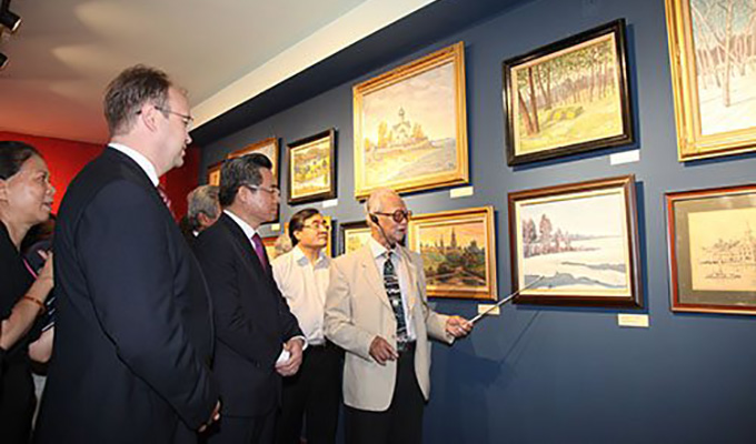 Un peintre vietnamien expose ses tableaux sur la période soviétique