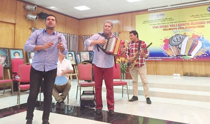 Echange musical à l'occasion de la visite de l'accordéoniste Alvaro Meza au Viet Nam