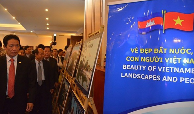 Exposition photographique sur les relations Viet Nam-Cambodge à Phnom Penh
