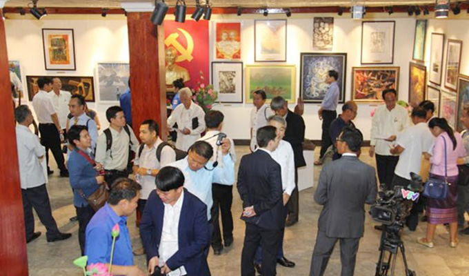 Une exposition artistique pour marquer les relations diplomatiques Viet Nam-Laos