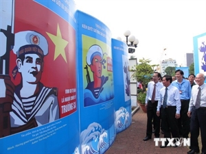 Exposition d'affiches ''Frontières, la mer et les îles du Vietnam" à Can Tho