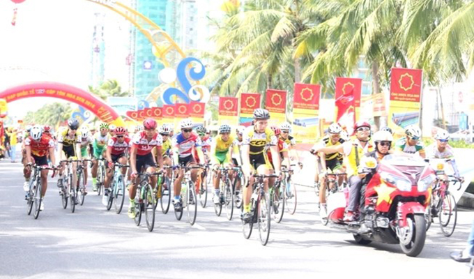 Départ de la course cycliste internationale VTV-Hoa Sen 2016