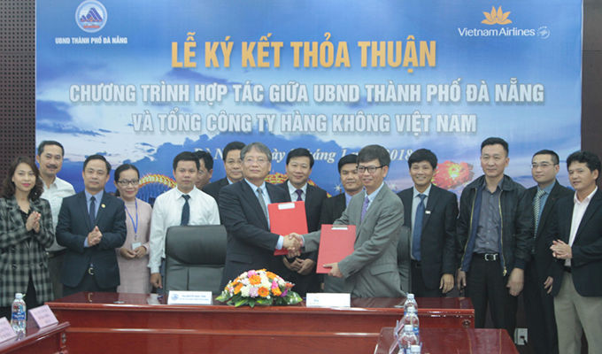 Dà Nang et Vietnam Airlines collaborent dans la promotion du tourisme et du commerce