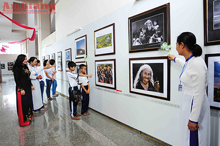 Exposition photographique sur les patrimoines du Vietnam 2013
