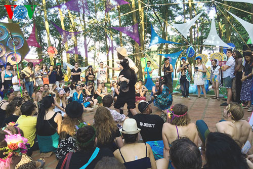Hơn 1.000 người sôi động với lễ hội âm nhạc và cắm trại ở Hà Nội
