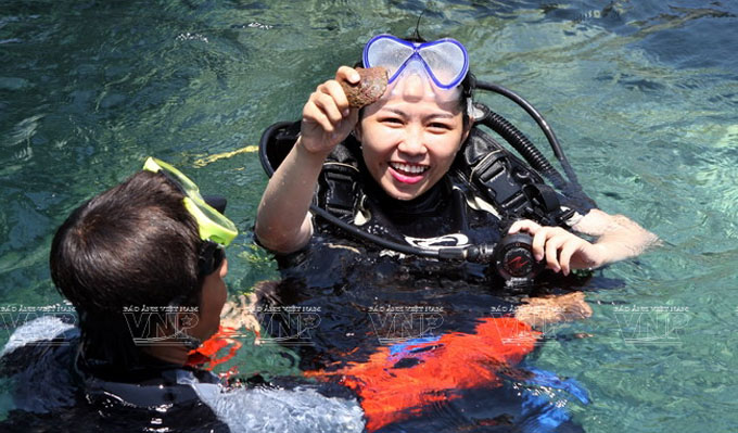 A la capture des huîtres perlières à l’île de Hon Tam en plongée