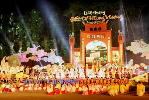 Une délégation de Viêt kiêu à la Fête des rois Hùng