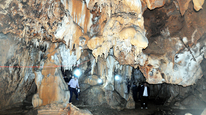 La grotte Rong – un typique du tourisme au plateau calcaire de Dong Van
