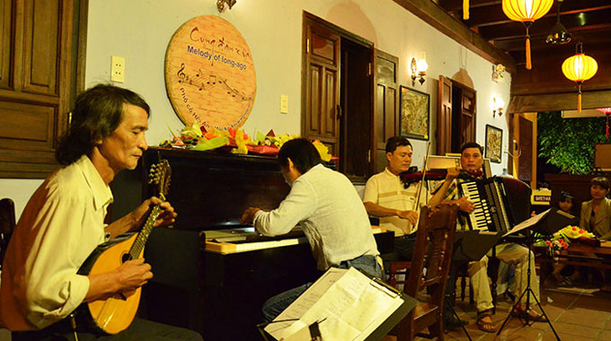Biểu diễn âm nhạc trong phố cổ Hội An (Quảng Nam)