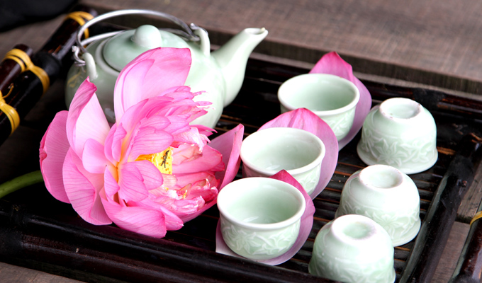 Le plaisir des Hanoïens de boire du thé au lotus