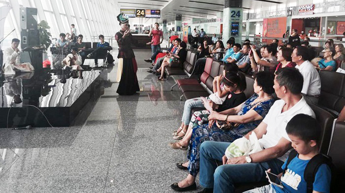 Biểu diễn nghệ thuật phục vụ du khách tại sân bay Nội Bài