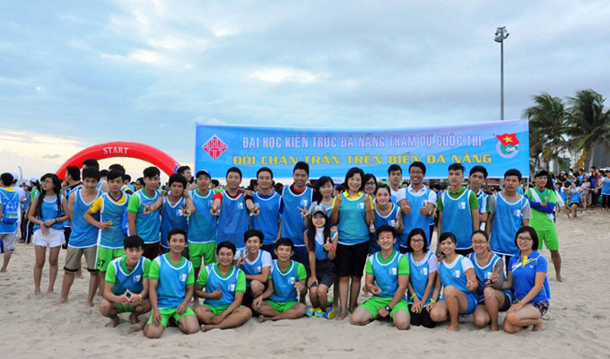 5.000 participants à la 2e course à pieds nus le long de la mer à Dà Nang