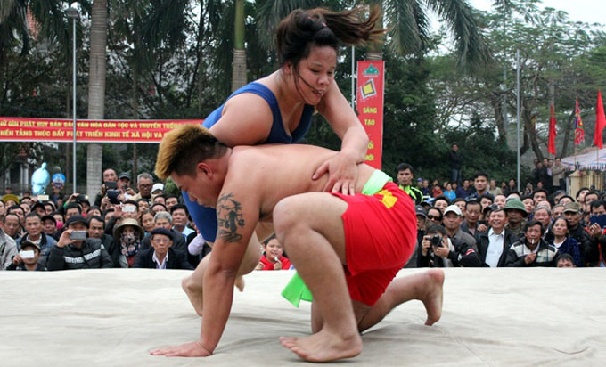 À Hai Phong, combat entre lutteurs et lutteuses
