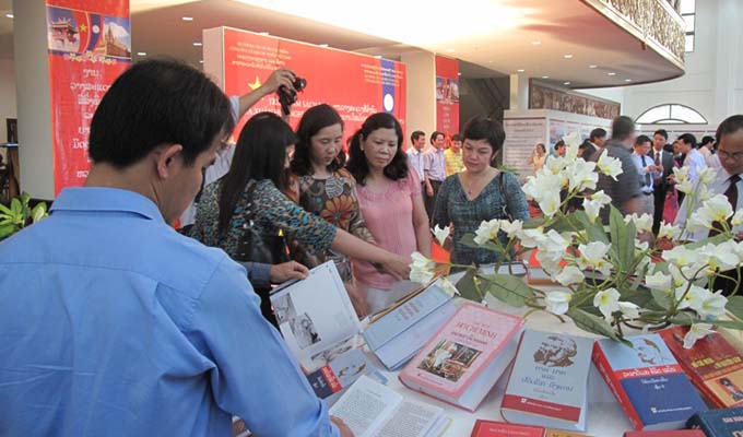 Triển lãm Báo chí Việt Nam tại Lào 2016