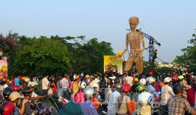 Quand la marionnette Liédo salue les spectateurs à Huê