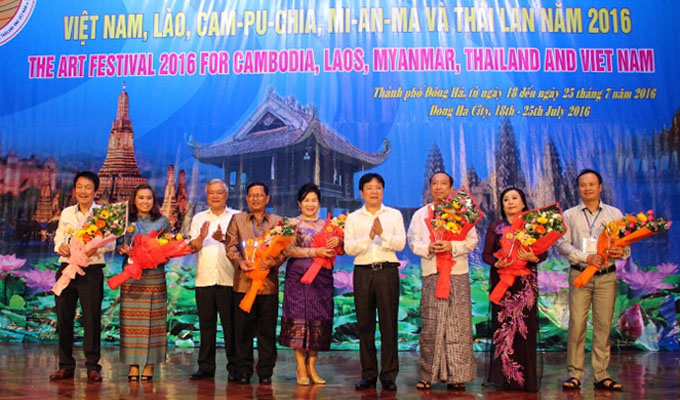 Ouverture du Festival artistique de 5 pays de l'ASEAN à Quang Tri