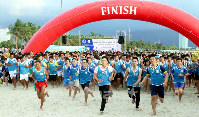 Plus de 6.000 participants aux «Pieds nus le long de la mer» à Dà Nang