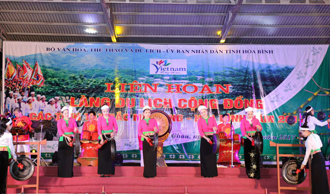 Clôture du Festival des villages du tourisme du Nord-Ouest à Hoa Binh