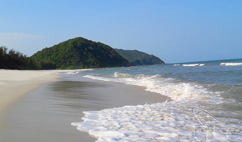 Quan Lan Island – blue sea, white sand and yellow sunlight (Photo: HXB)