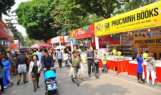 Ha Noi: Plus de sept milliards de dông de recettes pour le festival printanier du livre Dinh Dâu