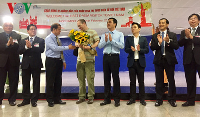 Việt Nam đón du khách quốc tế đầu tiên được cấp thị thực điện tử