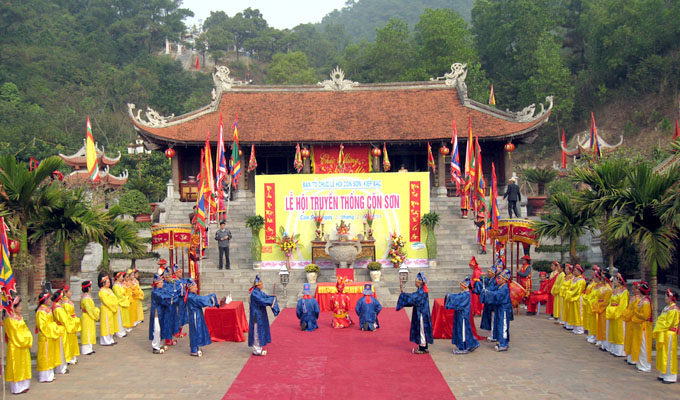 Ouverture de la fête printanière de Côn Son - Kiêp Bac à Hai Duong