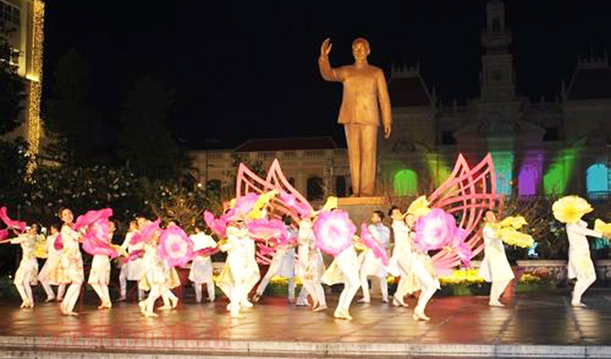 Lần đầu tiên tổ chức chương trình nghệ thuật đường phố trên phố đi bộ Nguyễn Huệ