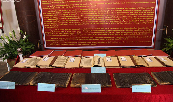 Ha Noi: Exposition des Tablettes de bois de l’école Phuc Giang au Temple de la Littérature