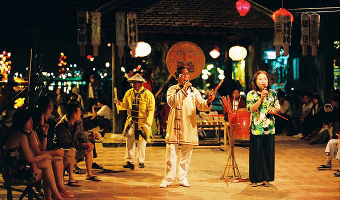 Gambade avec le bài choi dans la vieille ville de Hôi An