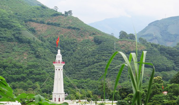Cột cờ biên giới Lũng Pô - Nơi con sông Hồng chảy vào đất Việt