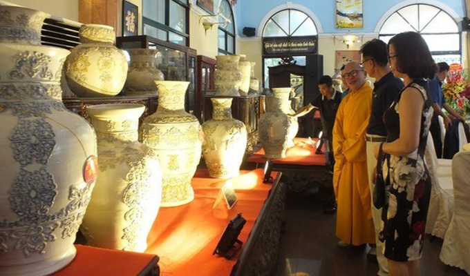 Record du Viet Nam à un ensemble de vases en céramique