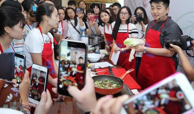 Un chef cuisinier sud-coréen célèbre promeut la cuisine de son pays au Viet Nam