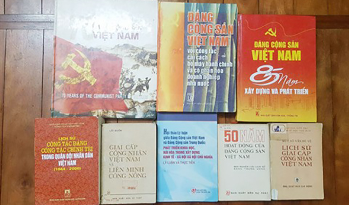 De nombreux documents sur l’histoire du PCV lors d’une foire aux livres anciens à Ha Noi