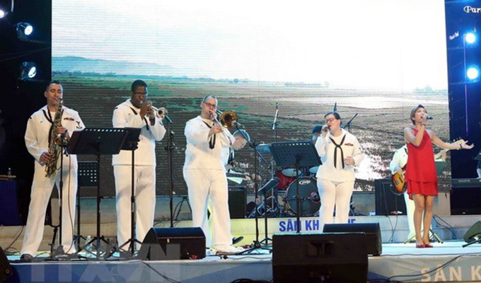 Un groupe de musique de la Marine américaine se produit à Da Nang