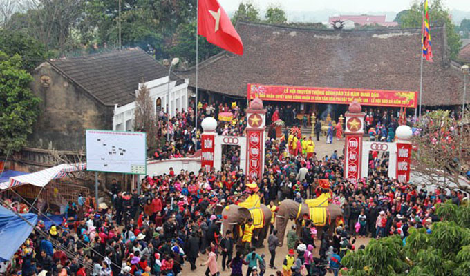 Au cœur de la procession de l’éléphant dans le village de Dào Xa