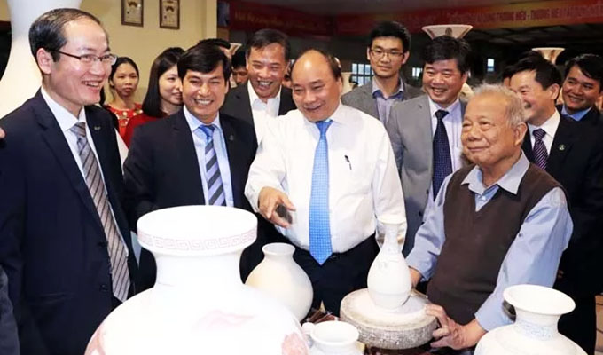 Thủ tướng Nguyễn Xuân Phúc thăm làng nghề gốm Chu Đậu