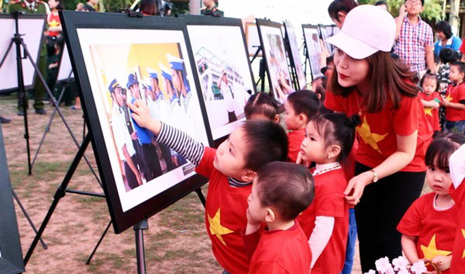 Triển lãm "Sức sống Trường Sa - Sắc màu tình nguyện" tại Hưng Yên
