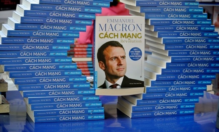 Le livre d'Emmanuel Macron, « Révolution », sort au Vietnam