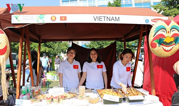 Le Vietnam au Festival de gastronomie et de culture des ambassades étrangères en R. Tchèque