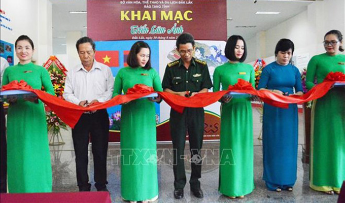 Exposition de photos sur les relations d'amitié Viet Nam-Laos à Dak Lak