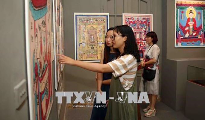 Exposition des peintures folkloriques du Viet Nam à Ha Noi