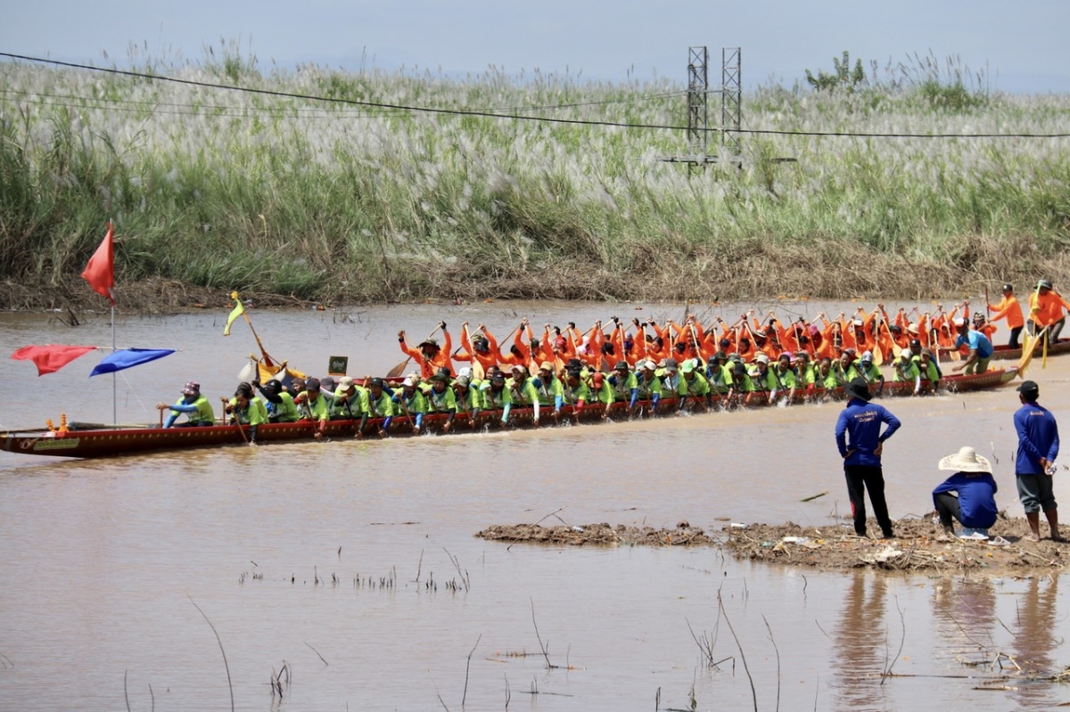Tưng bừng lễ hội đua thuyền truyền thống tại Lào