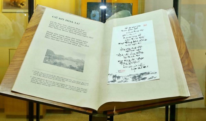 Un livre de poésie géant du Viet Nam établit le record de Worldkings