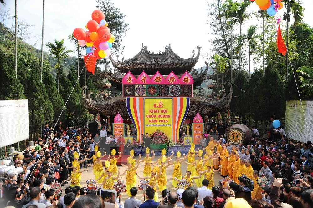 Ouverture de grandes fêtes traditionnelles dans les environs de Ha Noi