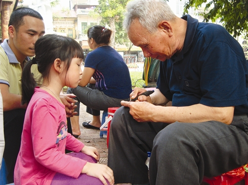 Le dernier graveur de stylo à Hanoi 