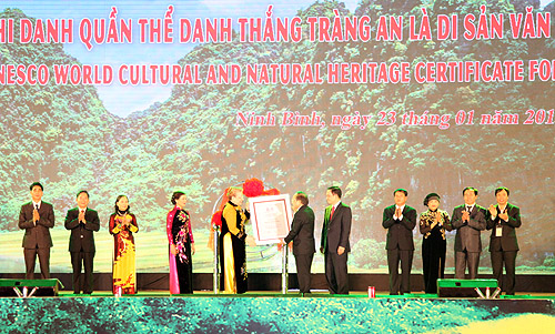 Cérémonie de réception du certificat de l’UNESCO figurant le Complexe paysager de Trang An en tant que Patrimoine culturel et naturel mondial