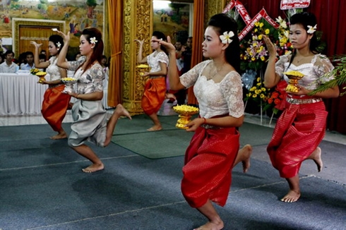 Des Khmers se préparent à leur fête Sen Dolta