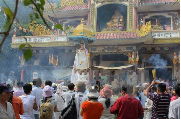 Tay Ninh: le site de Ba Den accueille son millionième touriste de l'année 